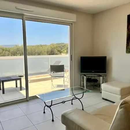 Spacious Apartment With Terrace And Sea View * 라시오타