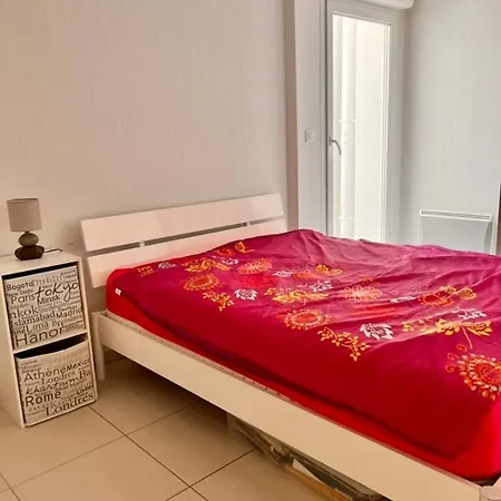 Spacious Apartment With Terrace And Sea View Apartman